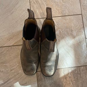 I am selling brown blundstones that are a women’s size 8.